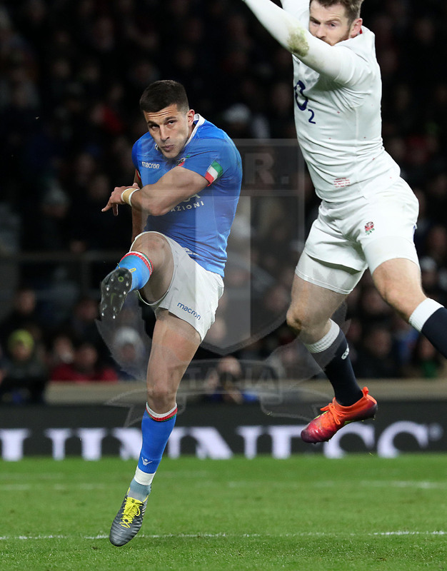 Guinness Sei Nazioni 2019, Round 4, Londra, Twickenham 09/03/2019, Inghilterra v Italia, Tommaso Allan al calcio tattico ostacolato da Daly. Foto Daniele Resini/Fotosportit