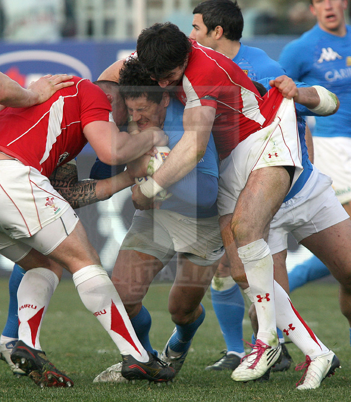 Rbs Sei Nazioni 2011, Roma, stadio Flaminio 26/02/2011, Italia v Galles, Alessandro Zanni maltrattato. Daniele Resini/Fotosportit
