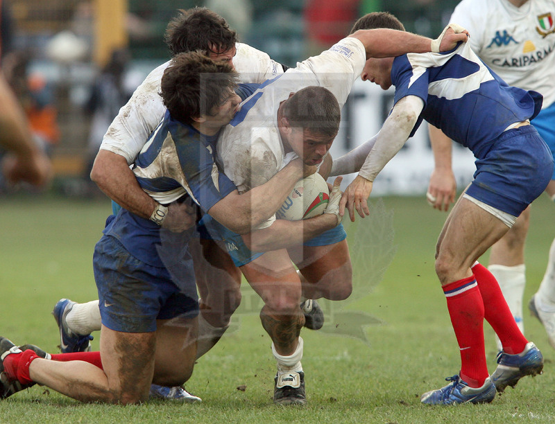 Sei Nazioni 2007, Roma, stadio Flaminio 03/02/2007, Italia v Francia, Andrea Lo Cicero portato a terra. Foto Daniele Resini/Fotosportit