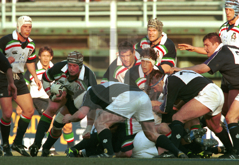 Lloyds TSB Sei Nazioni 2000, Round 1, Roma, stadio Flaminio 05/02/2000, Italia v Scozia, una carica di Wim Visser. Foto Daniele Resini/Fotosportit