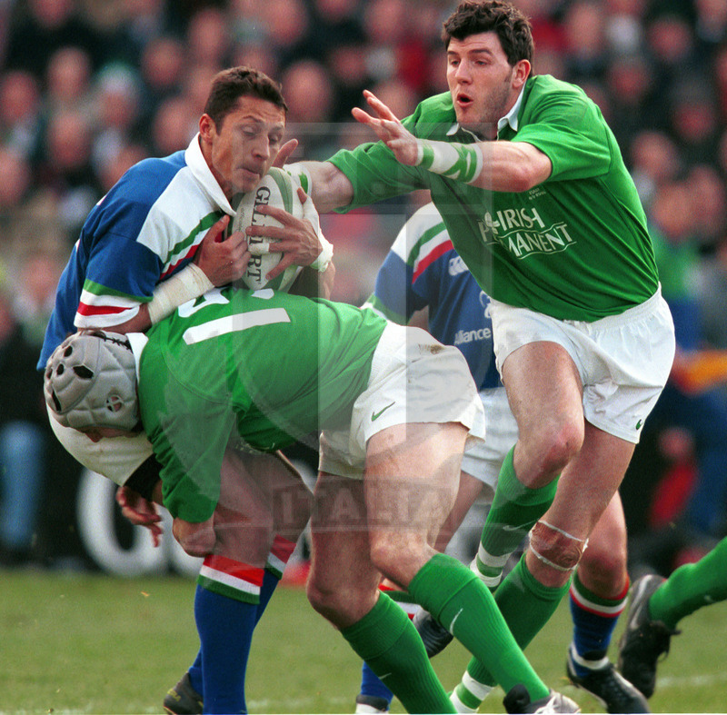 Lloyds TSB Sei Nazioni 2000, Round 3, Dublino, Lansdowne Road 04/03/2000, Irlanda v Italia, Luca Martin attaccato da Dempsey e Horgan. Foto Daniele Resini/Fotosportit
