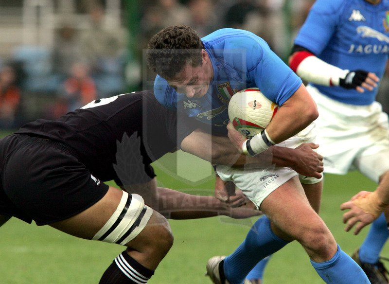 Jaguar Test match 2004, Roma, stadio Flaminio 13/11/2004, Italia v Nuova Zelanda, Aaron Persico in percussione. Foto Daniele Resini/Fotosportit