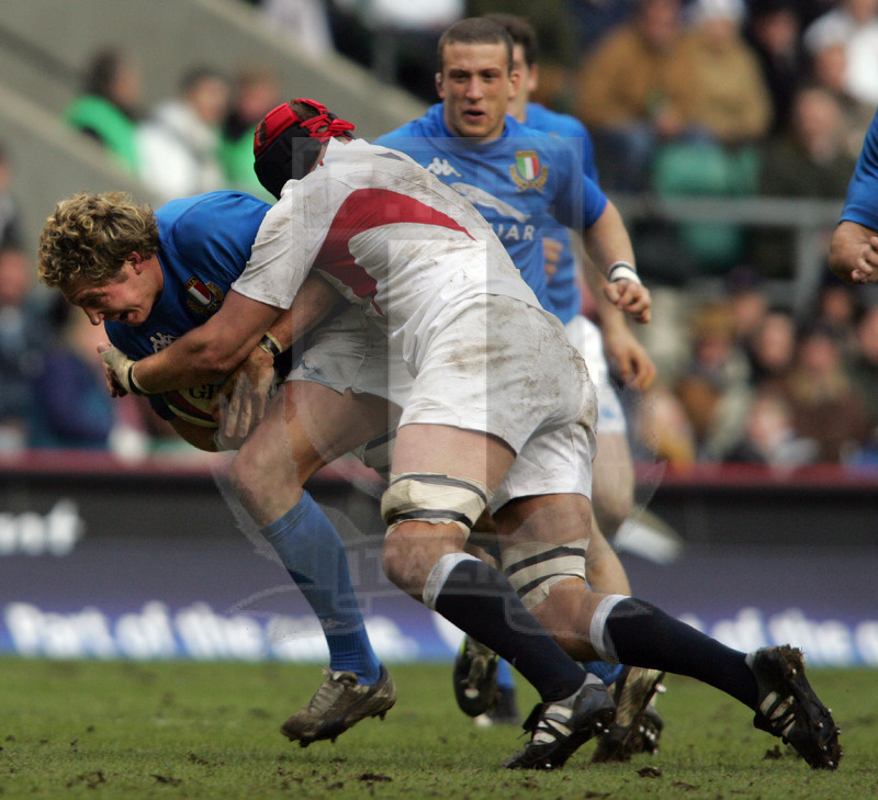 Rbs Sei Nazioni 2005, Londra, Twickenham 12/03/2005, Inghilterra v Italia, Aaron Persico resiste a un placcaggio. Foto Daniele Resini/Fotosportit