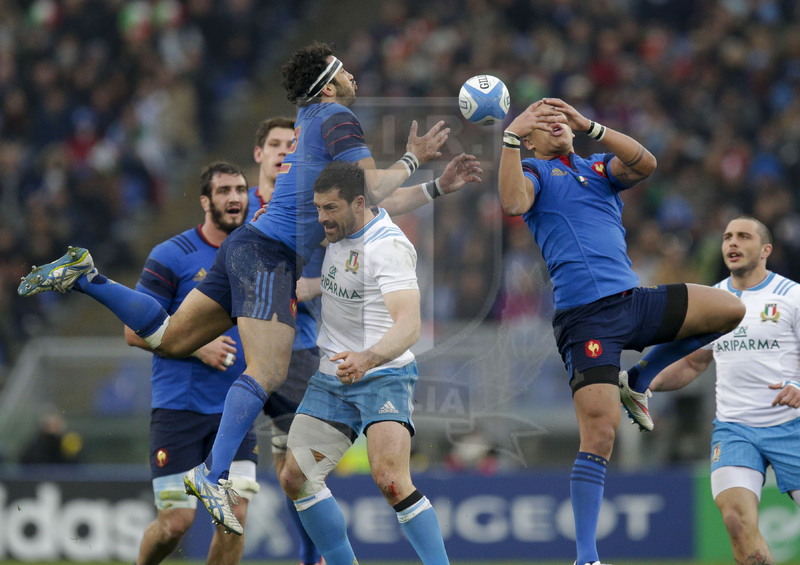 RBS 6 Nazioni 2015, Roma, Stadio Olimpico, 15-03-2015, Italia v Francia. Gael Fickou (dx) e Maxime Mermoz, ostacolato da Andrea Masi, in acrobazia. Foto: Roberto Bregani/Fotosportit.