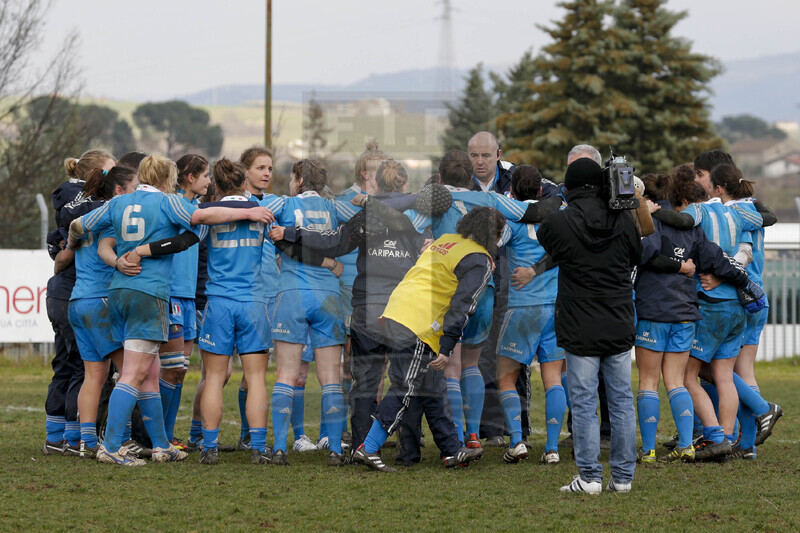 RBS 6 Nazioni Femminile 2013, Benevento, Campo Pace Vecchia, 24-02-2013, Italia v Galles. Le azzurre si raccolgono in cerchio al termine dell\