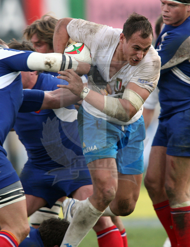Sei Nazioni 2007, Roma, stadio Flaminio 03/02/2007, Italia v Francia, Sergio Parisse forza la difesa. Foto Daniele Resini/Fotosportit
