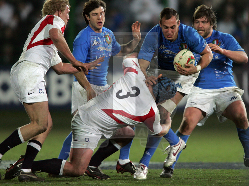 Rbs Sei Nazioni 2006, Roma, stadio Flaminio 11/02/2006, Italia v Inghilterra, Sergio Parisse respinge Stevens. In sostegno, Carlos Nieto. Foto Daniele Resini/Fotosportit