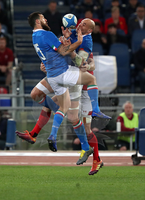 Guinness Sei Nazioni 2019, Round 2, Roma, Stadio Olimpico 09/02/2019, Italia v Galles, salto a due di Parisse e Hayward su pallone alto. Foto Daniele Resini/Fotosportit