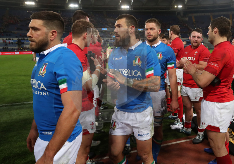 Guinness Sei Nazioni 2019, Round 2, Roma, Stadio Olimpico 09/02/2019, Italia v Galles, gli Azzurri nel corridoio gallese a fine match. Foto Daniele Resini/Fotosportit