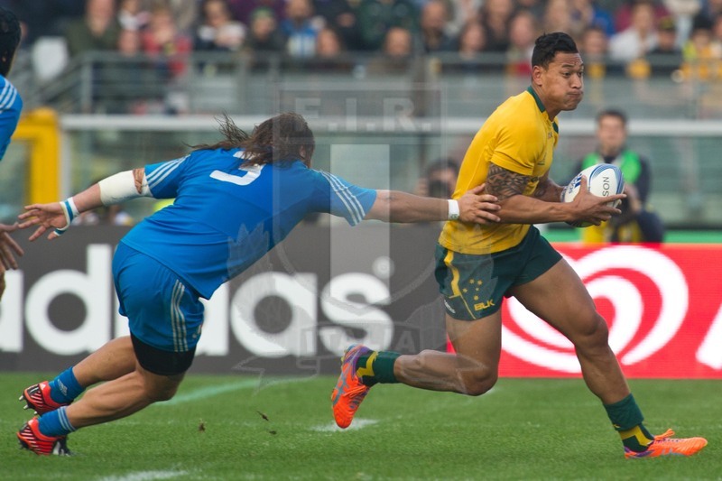 Cariparma Test Match 2013 - 09/11/2013 - Torino, Stadio Olimpico - Italia v Australia - Foto Elena Barbini-Israel Folau in attacco elude il placcaggio di Martin Castrogiovanni