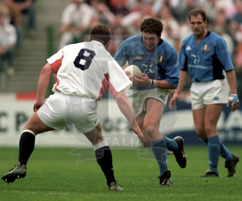 Rbs Sei Nazioni 2002, Roma, stadio Flaminio 07/04/2002, Italia v Inghilterra, una carica di Aaron Persico. Foto Daniele Resini/Fotosportit