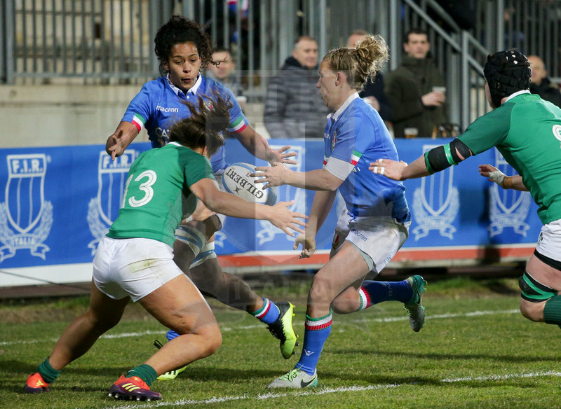 Guinness Sei Nazioni 2019 Donne, Round 3, Parma, Stadio Lanfranchi, 23/02/2019, Italia Donne v Irlanda Donne. Veronica Madia apre palla per Giada Franco. Foto Roberto Bregani/Fotosportit