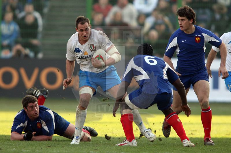 Sei Nazioni 2007, Roma, stadio Flaminio 03/02/2007, Italia v Francia, Sergio Parisse forza la difesa. Foto Daniele Resini/Fotosportit