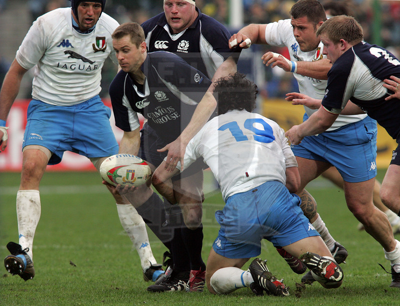 Rbs Sei Nazioni 2006, Roma, stadio Flaminio 18/03/2006, Italia v Scozia, Chris Paterson nella difesa azzurra. Foto Daniele Resini/Fotosportit