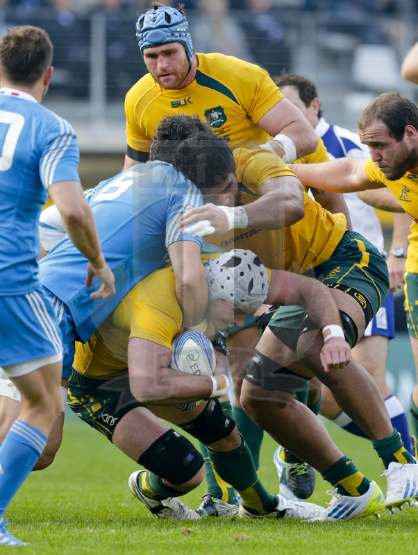 Cariparma Test Match 2013, Torino, Stadio Olimpico, 9-11-2013, Italia v Australia. Il capitano australiano Ben Mowen viene placcato da Alessandro Zanni Foto Roberto Bregani / Fotosportit