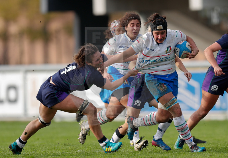 Test Match Donne Novembre 2018, Calvisano (BS), Pata Stadium, 4-11-2018, Italia Femminile v Scozia Femminile. Ilaria Arrighetti contrastata da Emma Wassell. Foto: Roberto Bregani/Fotosportit