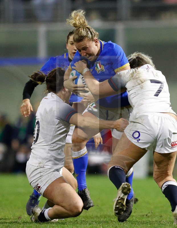 Natwest Sei Nazioni Femminile 2018, Reggio Emilia, Stadio Mirabello, 4/02/2018, Italia v Inghilterra. Una carica di Veronica Madia su Katy Daley-Mclean e Marlie Packer. Foto: Roberto Bregani / Fotosportit