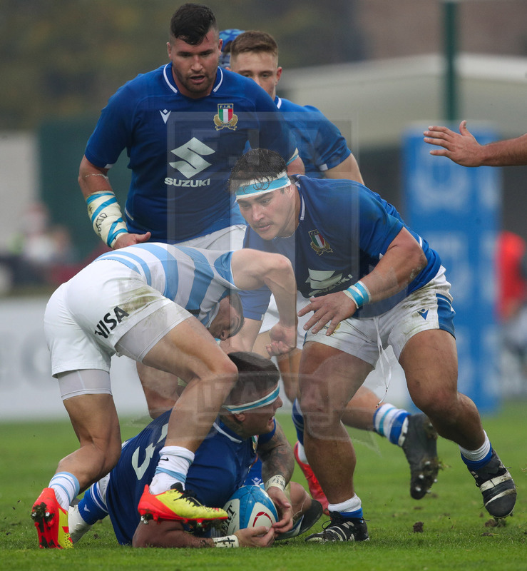 Autumn Nations Series 2021, Treviso, Stadio di Monigo, 13-11-2021, Italia vs Argentina. Marco Riccioni in ruck supportato da Ivan Nemer. Foto: Roberto Bregani/Fotosportit