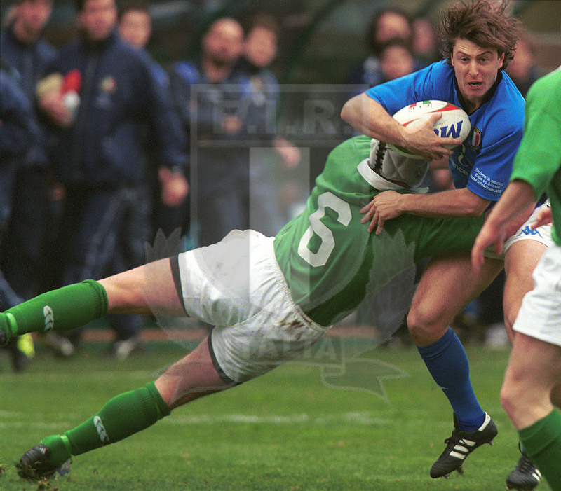 2002 Lloyds TSB Six Nations, Roma, stadio Flaminio 03/02/2001, Italia v Irlanda, Ramiro Pez placcato da Quinland. Foto Daniele Resini/Fotosportit