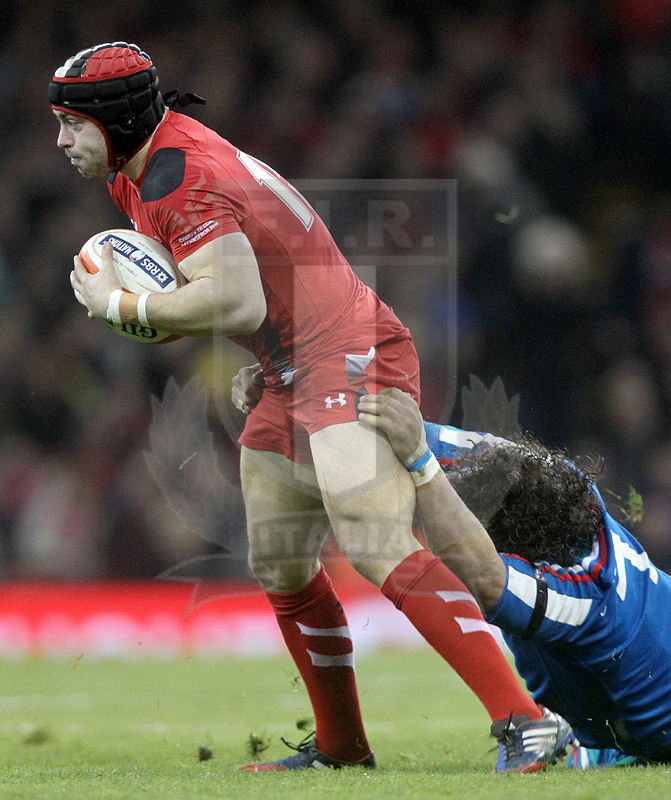 Sei Nazioni 2014, Cardiff. Millennium Stadium, 01/02/2014. Galles v Italia, Leigh Halfpenny rallentato da Mauro Bergamasco. Foto Daniele Resini/Fotosportit