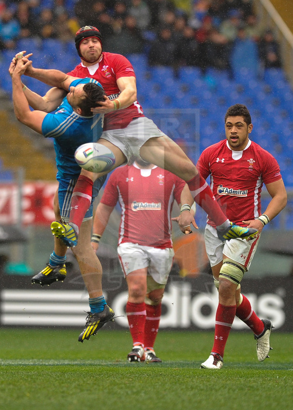 Sei Nazioni 2013, Roma, stadio Olimpico 23/02/2013, Italia v Galles, Simone Favaro e Halfpenny lottano su un pallone aereo.