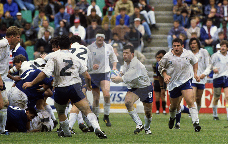 Rugby World Cup 1995, Pool B, East London, Basil Kenyon 27/05/1995, Italia v Western Samoa, Alessandro Troncon muove il gioco. Foto Daniele Resini/Fotosportit