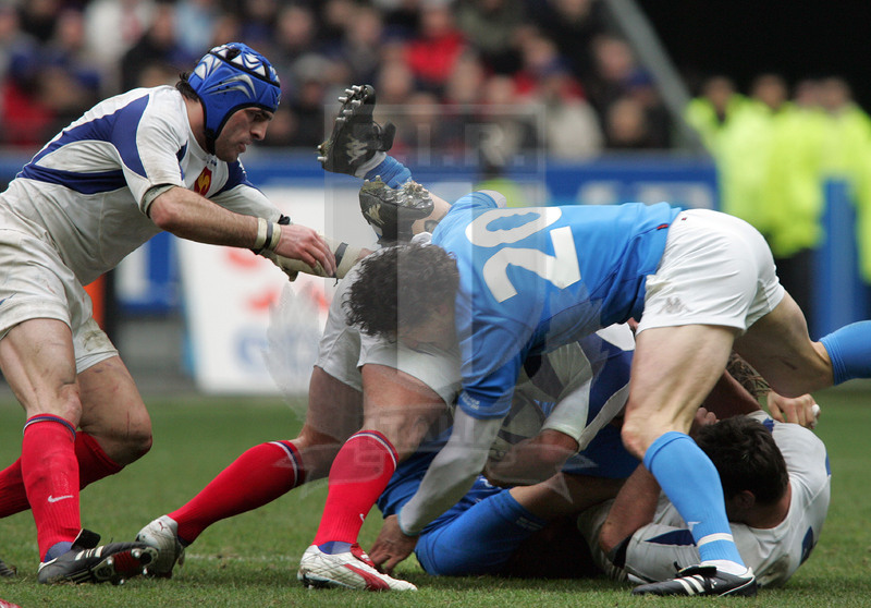 Sei Nazioni 2006, Parigi, Stade de France 25/02/2006, Francia v Italia, Alessandro Zanni contende palla in ruck. Foto Daniele Resini/Fotosportit