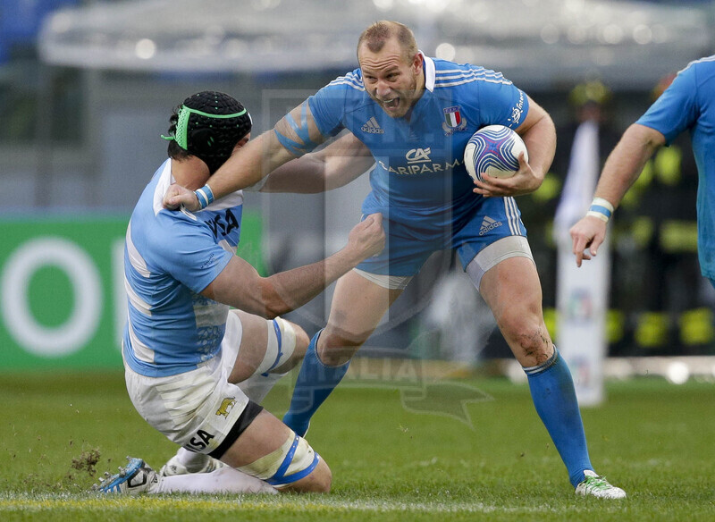 Cariparma Test Match 2013, Roma, Stadio Olimpico, 23-11-2013, Italia v Argentina. Leonardo Ghiraldini viene attaccato da Mariano Galarza Foto Roberto Bregani / Fotosportit