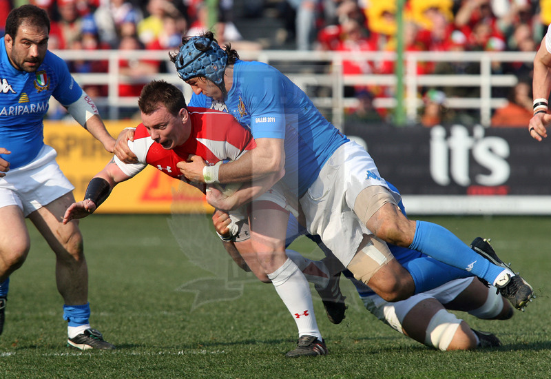 Rbs Sei Nazioni 2011, Roma, stadio Flaminio 26/02/2011, Italia v Galles, santiago Dellapè porta a terra Matthew Rees. Daniele Resini/Fotosportit