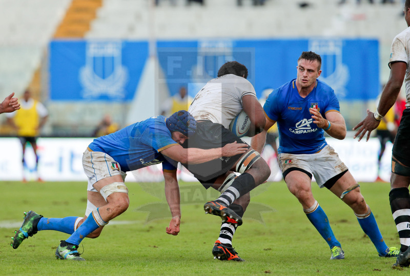 Credit Agricole Cariparma Test Match 2017, Catania, Stadio Massimino, 11-11-2017, Italia v Fiji. Apisalome Ratuniyarawa placcato da Dean Budd e Abraham Steyn. Foto: Roberto Bregani / Fotosportit