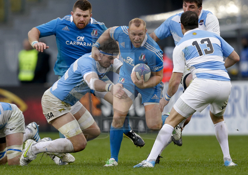 Cariparma Test Match 2013, Roma, Stadio Olimpico, 23-11-2013, Italia v Argentina. Una carica di Leonardo Ghiraldini che viene attaccato da Manuel Carizza (sinistra) e Horacio Agulla. Foto Roberto Bregani / Fotosportit