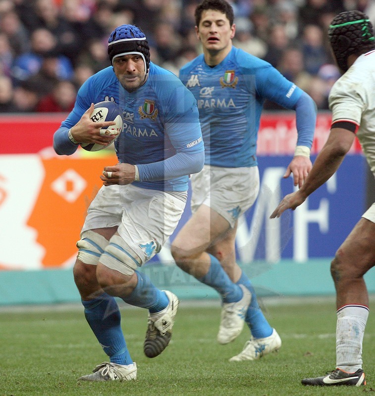 Rbs Sei Nazioni 2012, Round 1, Parigi, Stade de France 04/02/2012, Francia v Italia, Marco Bortolami affronta Dusautoir. Zanni accorre. Foto Daniele Resini/Fotosportit