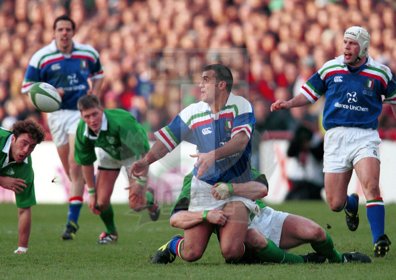 Lloyds TSB Sei Nazioni 2000, Round 3, Dublino, Lansdowne Road 04/03/2000, Irlanda v Italia, Cristian Stoica ricicla palla da terra. Foto Daniele Resini/Fotosportit
