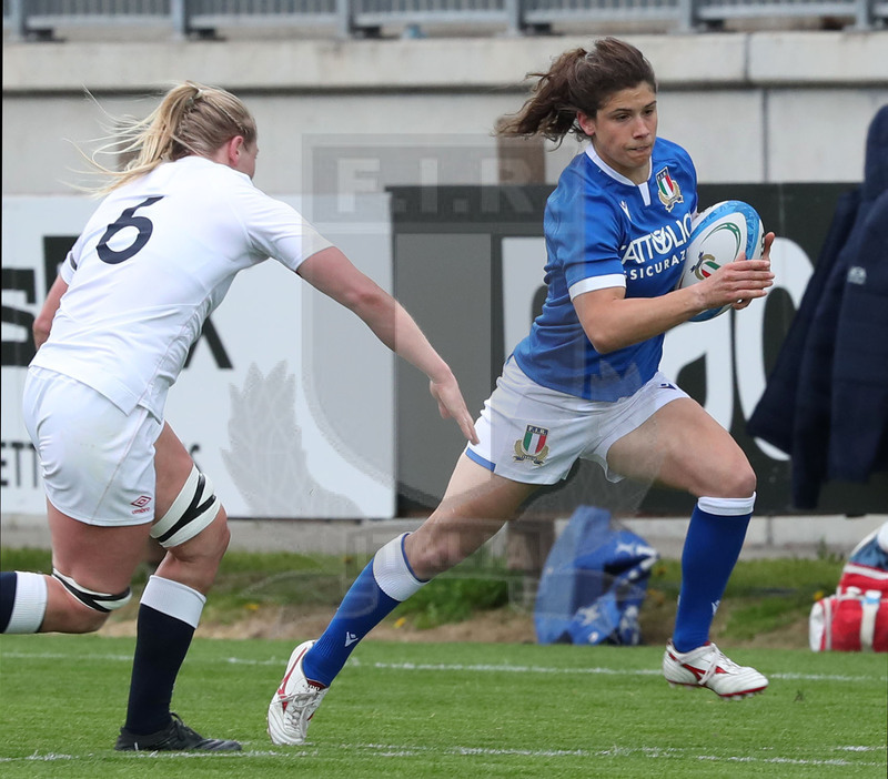 Sei Nazioni Donne 2021, Parma, stadio Lanfranchi 10/04/2021, Italia v Inghilterra, Aura Muzzo attacca la linea su Alex Matthews. foto Daniele Resini/Fotosportit