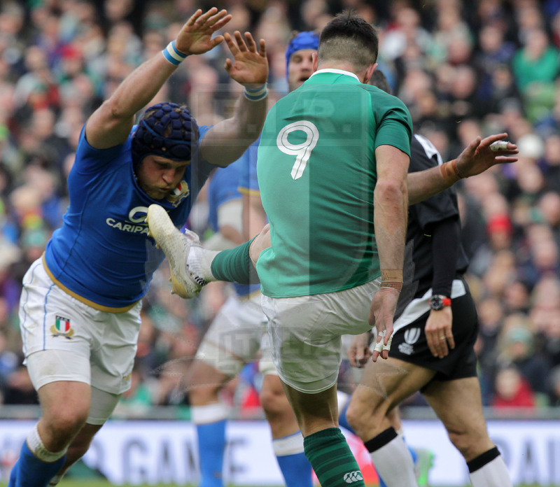Natwest Sei Nazioni 2018, round 2, Dublino, Aviva Stadium 10/02/2018, Irlanda v Italia, la pressione di Bigi su un calcio tattico di Sexton. Foto Daniele Resini/Fotosportit