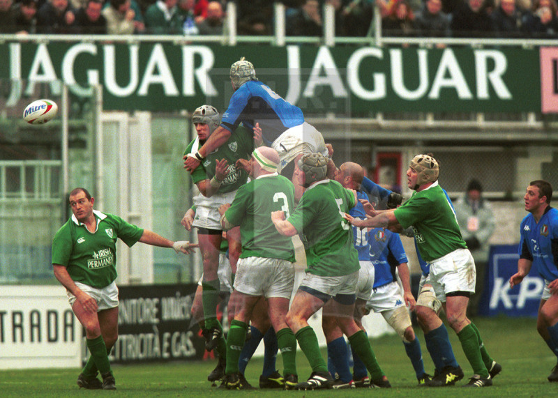 2002 Lloyds TSB Six Nations, Roma, stadio Flaminio 03/02/2001, Italia v Irlanda, touche con Quinlan e Gritti. Foto Daniele Resini/Fotosportit