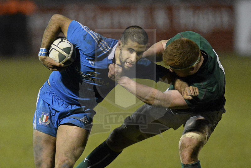 Rbs Sei Nazioni 2014 U20, Athlone, Dubarry Park 07/03/2014, Irlanda U20 v Italia U20, Gabriele De Santis difende palla da Peadar Timmins. Foto Pat Murphy/Fotosportit