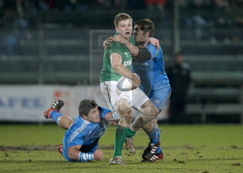 RBS 6 Nazioni U20 2013, Avezzano (AQ), Stadio dei Marsi, 15-03-2013, Italia U20 v Irlanda U20. Steve Crosbie viene blocato dagli azzurri