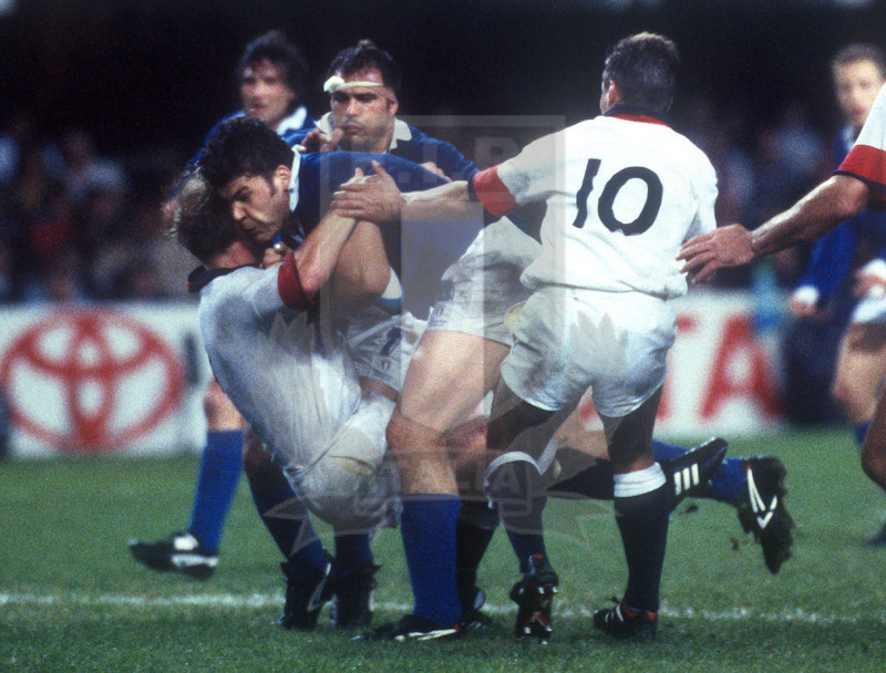 Rugby World Cup 1995, Pool B, Durban, Kings Park 31/05/1995, Inghilterra v Italia, una carica di Orazio Arancio con Sgorlon in sostegno. Foto Daniele Resini/Fotosportit