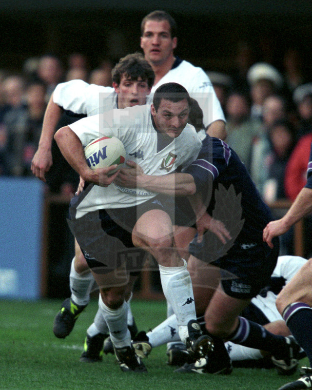 Rbs Sei Nazioni 2002, Roma, stadio Flaminio 16/02/2002, Italia v Scozia, Roberto Pedrazzi con Mirco Bergamasco in sostegno. Foto Daniele Resini/Fotosportit