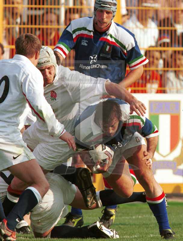 Lloyds TSB Sei Nazioni 2000, Round 4, Roma, stadio Flaminio 18/03/2000, Italia v Inghilterra, Alessandro Moscardi con Gritti in sostegno. Foto Daniele Resini/Fotosportit