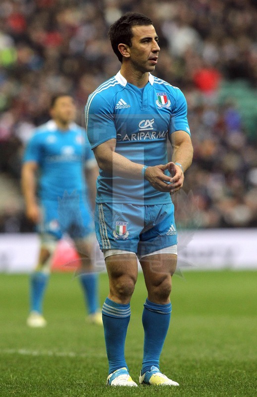 Sei Nazioni 2013, Twickenham 10/03/2013, Inghilterra v Italia, Luciano Orquera prepara un piazzato.