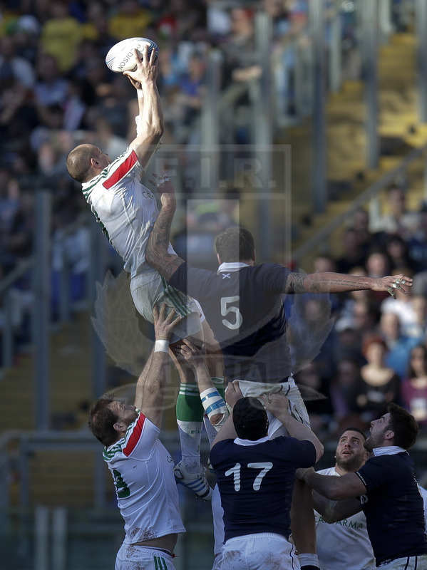 RBS 6 Nazioni 2014, Roma, Stadio Olimpico, 22-02-2014, Italia v Scozia. Sergio Parisse in touche. Foto: Roberto Bregani