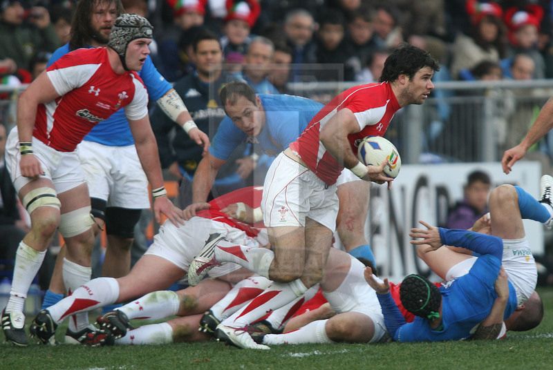 Rbs Sei Nazioni 2011, Roma, stadio Flaminio 26/02/2011, Italia v Galles, Mike Phillips parte da una ruck. Daniele Resini/Fotosportit