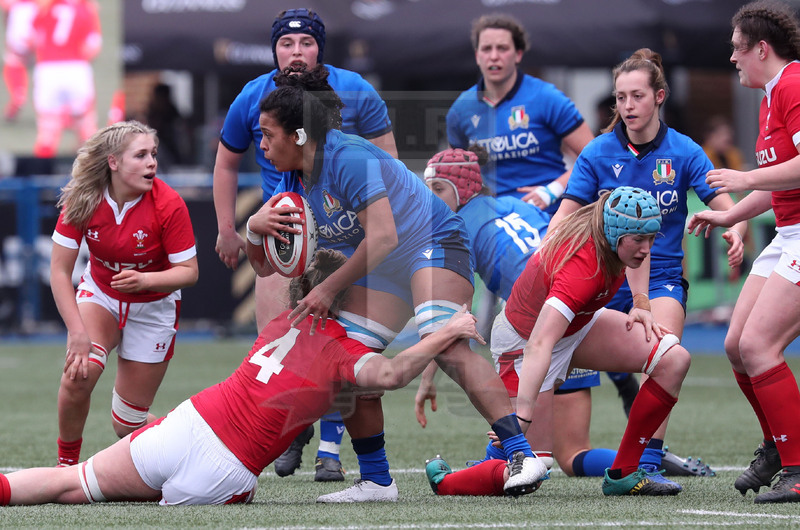 Guinness Sei Nazioni Donne 2020, Cardiff, Arms Park 02/02/2020 Galles Donne v Italia Donne, una carica di Giada Franco con Ilaria Arrighetti, Lucia Gai e Sara Barattin.. Foto Daniele Resini/Fotosportit