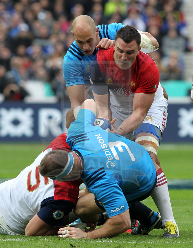 Rbs Sei Nazioni 2016, round 1, Parigi, Stade de France 06/02/2016, Francia v Italia, Parisse e Picamoles lottano su una palla contesa a Cittadini (a terra). Foto Daniele Resini/Fotosportit