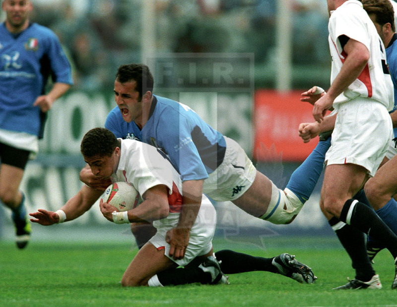Rbs Sei Nazioni 2002, Roma, stadio Flaminio 07/04/2002, Italia v Inghilterra, Cristian Stoica porta a terra Robinson. Foto Daniele Resini/Fotosportit