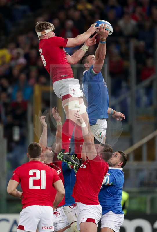 Guinness Sei Nazioni 2016, Round 2, Roma, Stadio Olimpico, 9/02/2019, Italia v Galles. Abraham Steyn intouche contro Aaron Wainwright. Foto Roberto Bregani/Fotosportit