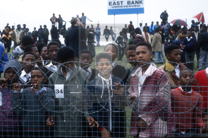 Rugby World Cup 1995, Pool B, East London, Basil Kenyon 27/05/1995, Italia v Western Samoa, pubblico di colore oltre le barriere di filo spinato. Foto Daniele Resini/Fotosportit