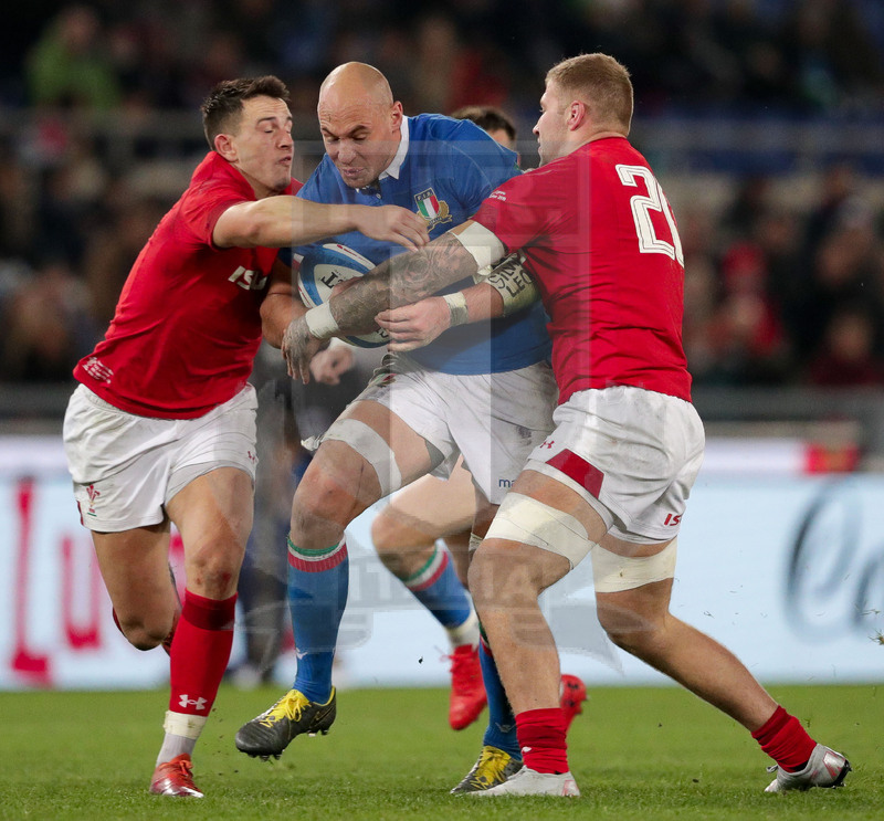 Guinness Sei Nazioni 2016, Round 2, Roma, Stadio Olimpico, 9/02/2019, Italia v Galles. Sergio Parisse lanciato contro Ross Moriarty e Owen Watkin. Foto Roberto Bregani/Fotosportit